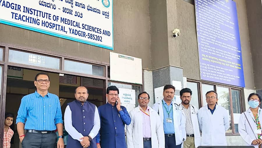 ಯಾದಗಿರಿ ಯಿಮ್ಸ್‌ಗೆ ಈಚೆಗೆ ಭೇಟಿ ನೀಡಿದ್ದ ರಾಜೀವ್ ಗಾಂಧಿ ಆರೋಗ್ಯ ವಿವಿಯ ತಂಡ