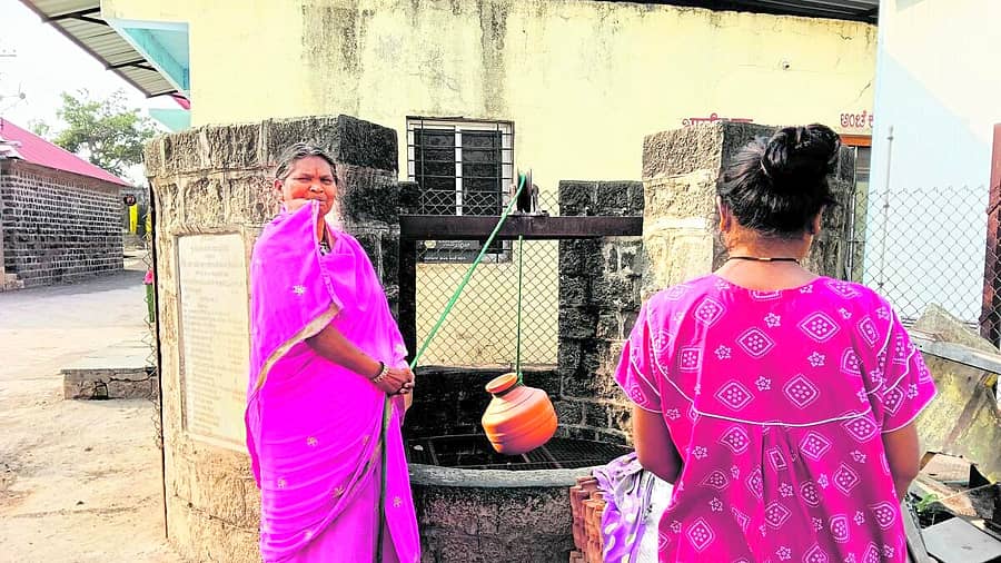 <div class="paragraphs"><p>ಬೆಳಗಾವಿ ಜಿಲ್ಲೆಯ ನವಲಿಹಾಳದ ‘ಗಾಂಧಿ ಬಾವಿ’ ಇದು</p></div>