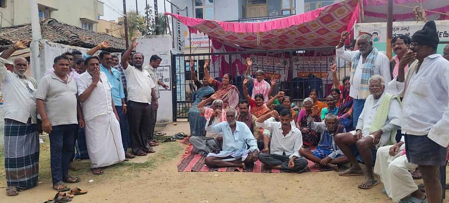 ಮದ್ದೂರು ತಾಲ್ಲೂಕಿನ ಗೊರವನಹಳ್ಳಿ ಗ್ರಾಮವನ್ನು ಮದ್ದೂರು ನಗರಸಭೆಯಿಂದ ಕೈಬಿಡಲು ಆಗ್ರಹಿಸಿ ಗ್ರಾಮದ ಗ್ರಾ.ಪಂ. ಮುಂದೆ ನಡೆಯುತ್ತಿರುವ ಅನಿರ್ದಿಷ್ಟಾವಧಿ ಧರಣಿ ಸ್ಥಳದ ಗೇಟ್ ಗೆ ಬೀಗ ಹಾಕಿರುವುದನ್ನು ಖಂಡಿಸಿ ಗ್ರಾಮಸ್ಥರು ಶನಿವಾರ ಪ್ರತಿಭಟನೆ ನಡೆಸಿದರು 