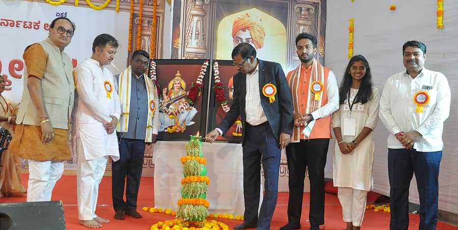 ವಿಜಯಪುರದಲ್ಲಿ ಎಬಿವಿಪಿ 45ನೇ ಪ್ರಾಂತ ಸಮ್ಮೇಳನವನ್ನು ಕಲಬುರ್ಗಿ ಕೇಂದ್ರಿಯ ವಿಶ್ವವಿದ್ಯಾಲಯದ ಕುಲಪತಿ ಪ್ರೊ. ಬಟ್ಟು ಸತ್ಯ ನಾರಾಯಣ ಉದ್ಘಾಟಿಸಿದರು