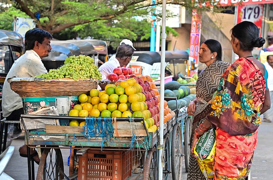 ದಾವಣಗೆರೆಯ ಕೆ.ಆರ್‌. ಮಾರುಕಟ್ಟೆಯಲ್ಲಿ ಹಣ್ಣುಗಳ ಖರೀದಿಯಲ್ಲಿ ತೊಡಗಿದ್ದ ಗ್ರಾಹಕರು ಪ್ರಜಾವಾಣಿ ಚಿತ್ರ: ಸತೀಶ್ ಬಡಿಗೇರ