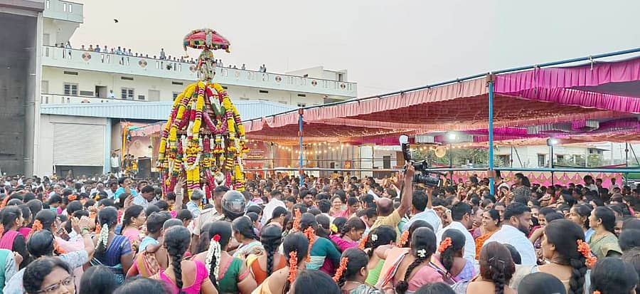 ಸಿಂಧನೂರು ತಾಲ್ಲೂಕಿನ ವಳಬಳ್ಳಾರಿ ಗ್ರಾಮದ ಲಿಂಗೈಕ್ಯ ಚನ್ನಬಸವ ಮಹಾಶಿವಯೋಗಿಗಳ 43ನೇ ಜಾತ್ರಾ ಮಹೋತ್ಸವ ಅಂಗವಾಗಿ ಶನಿವಾರ ಸಂಜೆ ಹೂವಿನ ಲಘ ರಥೋತ್ಸವವನ್ನು ನೂರಾರು ಮಹಿಳೆಯರು ಶ್ರದ್ಧಾಭಕ್ತಿಯಿಂದ ಎಳೆಯುವ ಮೂಲಕ ಸಂಭ್ರಮಿಸಿದರು