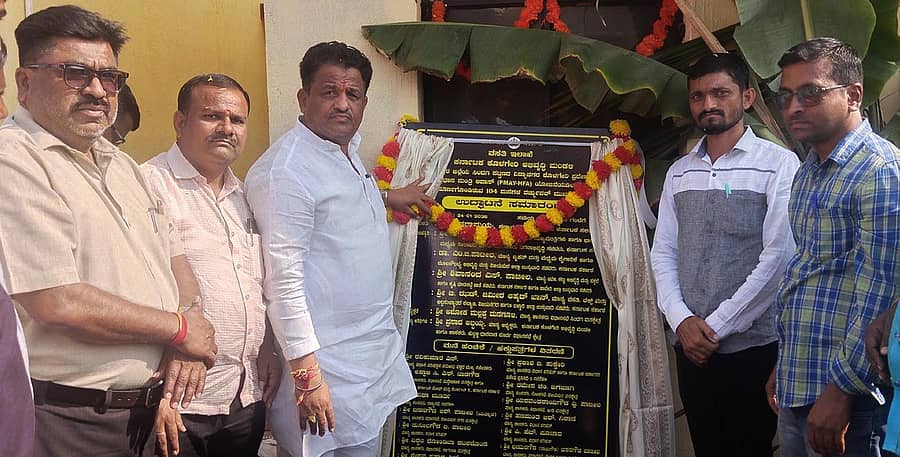 ಸಿಂದಗಿ ಪಟ್ಟಣದ ವಿದ್ಯಾನಗರದ ಕೊಳಗೇರಿ ಪ್ರದೇಶದಲ್ಲಿ ಕರ್ನಾಟಕ ಕೊಳಗೇರಿ ಅಭಿವೃದ್ಧಿ ಮಂಡಳಿ ಹಮ್ಮಿಕೊಂಡಿದ್ದ 104 ಮನೆಗಳ ಹಂಚಿಕೆ ಸಮಾರಂಭವನ್ನು ಶಾಸಕ ಅಶೋಕ ಮನಗೂಳಿ ಶನಿವಾರ ಉದ್ಘಾಟಿಸಿದರು