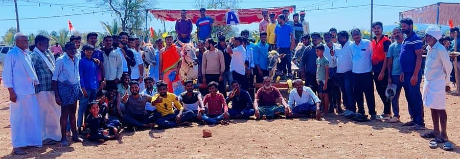 ಜಾವಗಲ್ ಹೋಬಳಿಯ ಬಂದೂರು ಗ್ರಾಮದಲ್ಲಿ ಆಯೋಜಿಸಲಾಗಿದ್ದ ಜೋಡಿ ಕರುಗಳ ದೊಡ್ಡಗಾಡಿ ಓಟದ ಸ್ಪರ್ಧೆಯಲ್ಲಿ ವಿಜೇತರಾದ ತಂಡಗಳಿಗೆ ಕಾರ್ಯಕ್ರಮದ ಆಯೋಜಕರು ಬಹುಮಾನ ವಿತರಿಸಿದರು 