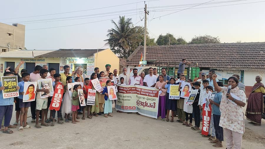 ಹಾಸನದ ತಾಲ್ಲೂಕಿನ ಯಲಗುಂದದಲ್ಲಿ ಎಐಡಿಎಸ್ಒ ನೇತೃತ್ವದಲ್ಲಿ ಗ್ರಾಮಸ್ಥರು, ವಿದ್ಯಾರ್ಥಿಗಳು ಪ್ರತಿಭಟನೆ ನಡೆಸಿದರು.