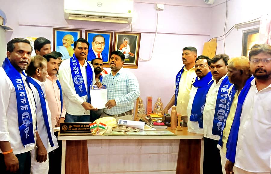 ಬಸವಕಲ್ಯಾಣ ತಾಲ್ಲೂಕಿನ ಹಾರಕೂಡದಲ್ಲಿನ ಅಂಗನವಾಡಿ (ಸಿ) ಕೇಂದ್ರದಲ್ಲಿ ಡಾ.ಬಾಬಾಸಾಹೇಬ್ ಅಂಬೇಡ್ಕರ ಭಾವಚಿತ್ರಕ್ಕೆ ಅವಮಾನ ಮಾಡಿರುವ ಕಾರ್ಯಕರ್ತೆಯ ವಿರುದ್ಧ ಕ್ರಮಕ್ಕೆ ಆಗ್ರಹಿಸಿ ಸಿಡಿಪಿಒ ಗೌತಮ ಶಿಂಧೆ ಅವರಿಗೆ ಗುರುವಾರ ಮನವಿಪತ್ರ ಸಲ್ಲಿಸಲಾಗಿದೆ