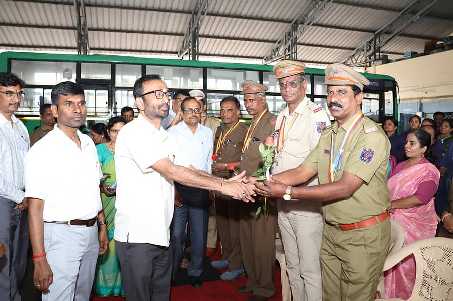 ಬಿಎಂಟಿಸಿ ನೌಕರರಿಗೆ ವಿ.ಎಸ್. ಆರಾಧ್ಯ ಸಿಹಿ, ಹೂಗುಚ್ಛ ವಿತರಿಸಿದರು. ಶಿವಕುಮಾರ್ ಕೆ.ಬಿ., ಅಧಿಕಾರಿಗಳು ಉಪಸ್ಥಿತರಿದ್ದರು