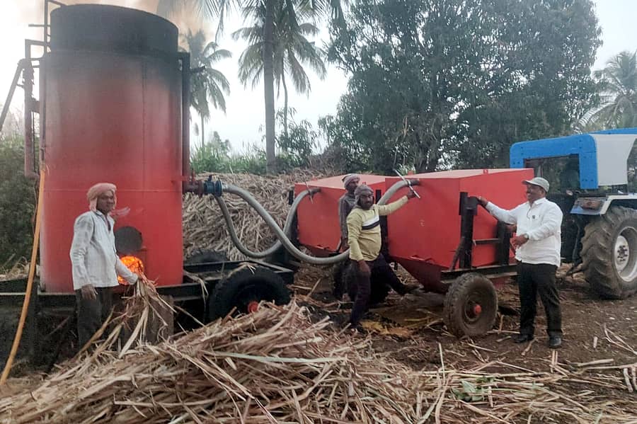ಬನಹಟ್ಟಿ ಸಮೀಪದ ಜಗದಾಳ ರಸ್ತೆಯ ತೋಟದಲ್ಲಿ ಹಸಿ ಅರಿಸಿನ ಬೀಜಗಳನ್ನು ಕುದಿಸಿದರು