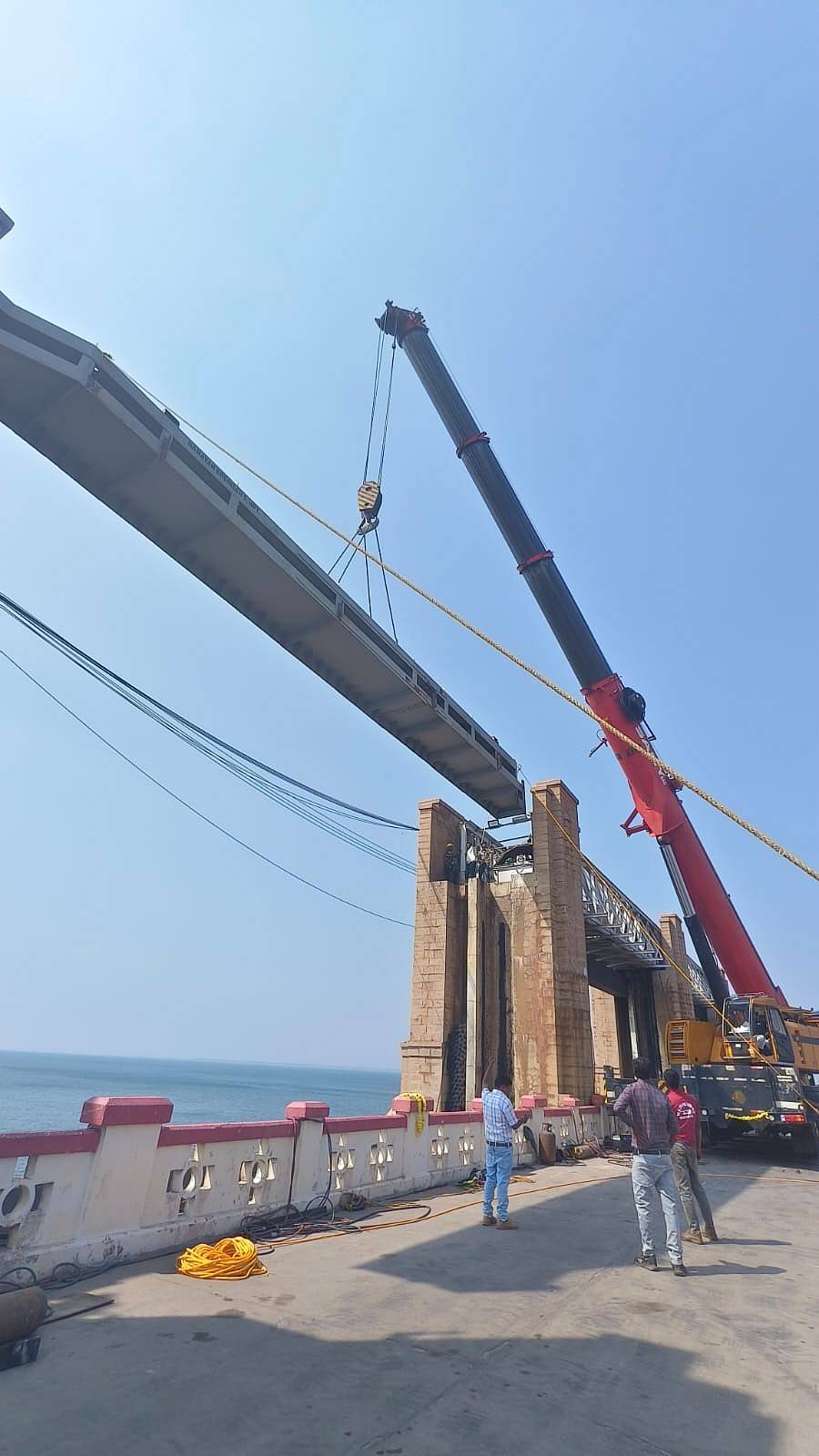 ತುಂಗಭದ್ರಾ ಅಣೆಕಟ್ಟೆಯಲ್ಲಿ 19ನೇ ಸ್ಟಾಪ್‌ಲಾಗ್‌ ಗೇಟ್ ತೆರವುಗೊಳಿಸಿದ ದೃಶ್ಯ