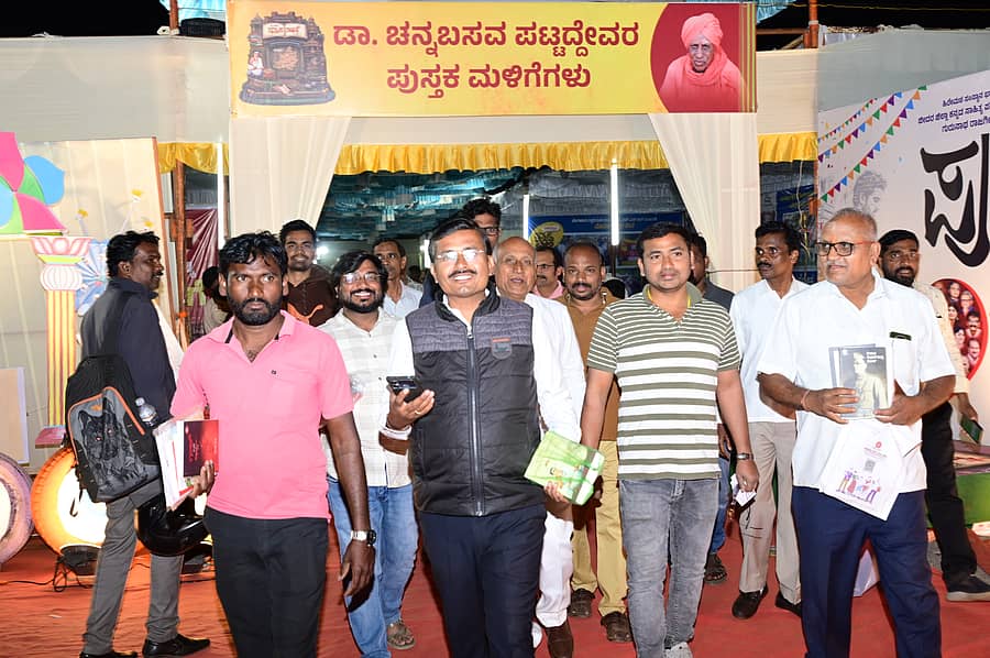 ಬೀದರ್‌ನಲ್ಲಿ ಶನಿವಾರ ಆರಂಭಗೊಂಡ ವೀರಲೋಕ ಪುಸ್ತಕ ಸಂತೆಯಲ್ಲಿ ಜನ ಪುಸ್ತಕ ಖರೀದಿಸಿ ಕೊಂಡೊಯ್ದರು