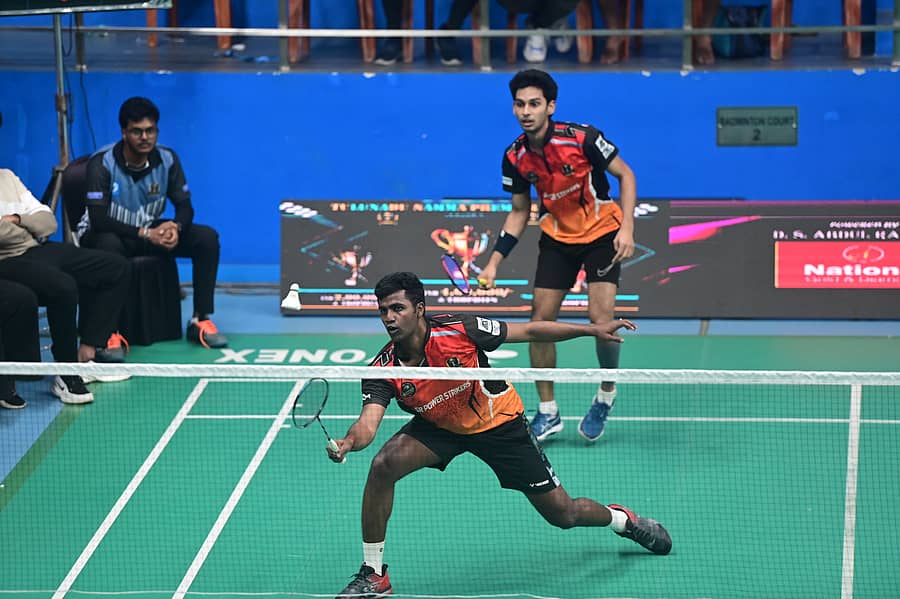 ಎಸ್.ಆರ್ ಪವರ್ ಸ್ಟ್ರೈಕರ್ಸ್ ತಂಡದ ನಿಗಮ್ ಜೈನ್ ಹಾಗೂ ದರ್ಶನ್ ಆಟದ ಶೈಲಿ ಪ್ರಜಾವಾಣಿ ಚಿತ್ರ : ಫಕ್ರುದ್ದೀನ್ ಎಚ್