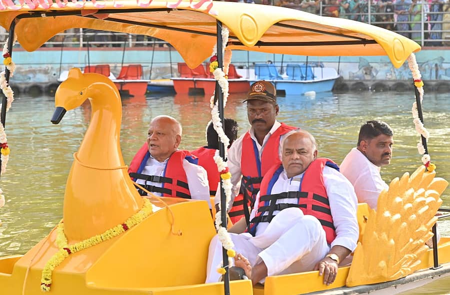 ಆಲಮಟ್ಟಿಯ ರಾಕ್ ಉದ್ಯಾನದ ಸಿಲ್ವರ್ ಲೇಕ್‌ನಲ್ಲಿ ದೋಣಿ ವಿಹಾರಕ್ಕೆ ಸಚಿವ ಶಿವಾನಂದ ಪಾಟೀಲ‌‌ ಚಾಲನೆ ನೀಡಿದರು. ಮಾಜಿ ಸಚಿವ ಎಸ್.ಆರ್.‌ಪಾಟೀಲ, ಮತ್ತೀತರರು ಇದ್ದಾರೆ