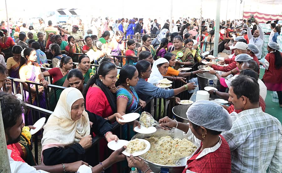ಕಾರ್ಯಕ್ರಮಕ್ಕೆ ಬಂದ ಸಾರ್ವಜನಿಕರಿಗೆ ಊಟದ ವ್ಯವಸ್ಥೆ ಮಾಡಲಾಗಿತ್ತು