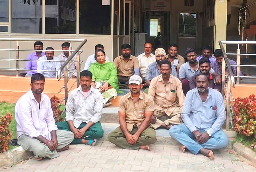 ಮಳವಳ್ಳಿಯ ರೋಟರಿ ವಿದ್ಯಾಸಂಸ್ಥೆಯ ಮುಂಭಾಗ ತೆರಿಗೆ ಪಾವತಿಸುವಂತೆ ಪುರಸಭೆ ಮುಖ್ಯಾಧಿಕಾರಿ ಎಂ.ಸಿ. ನಾಗರತ್ನ ಮತ್ತು ಸಿಬ್ಬಂದಿ ಶನಿವಾರ ಧರಣಿ ನಡೆಸಿದರು 