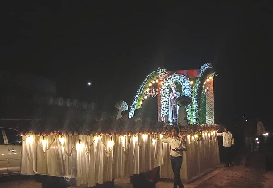 ನರಸಿಂಹರಾಜಪುರದ ಲಿಟಲ್ ಫ್ಲವರ್ ಕೆಥ್ರೆಡಲ್ ಚರ್ಚ್‌ನಲ್ಲಿ ಶನಿವಾರ ಸೇಂಟ್‌ ಕಿರಿಯ ಕುಸುಮ ಮತ್ತು ಸೇಂಟ್‌ ಸೆಭಾಸ್ತ್ಯನೊಸ್ ಅವರ ಹಬ್ಬದ ಪ್ರಯುಕ್ತ ಪಟ್ಟಣದಲ್ಲಿ ಮೆರವಣಿಗೆ ನಡೆಯಿತು