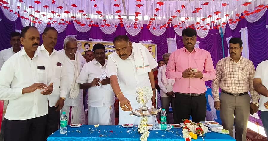 ಅರಸೀಕೆರೆ ತಾಲ್ಲೂಕಿನ ಬಾಣಾವಾರ ಹೋಬಳಿಯ ಬೆಂಡೆಕೆರೆ ಗ್ರಾಮದಲ್ಲಿ ಶನಿವಾರ ವಿವಿಧ ಅಭಿವೃದ್ದಿ ಯೋಜನೆಗಳಿಗೆ ಭೂಮಿಪೂಜೆ ಹಾಗೂ ಜನಸಂಪರ್ಕ ಸಭೆಯನ್ನು ಶಾಸಕ ಕೆ.ಎಂ. ಶಿವಲಿಂಗೇಗೌಡ ಉದ್ಘಾಟಿಸಿದರು.