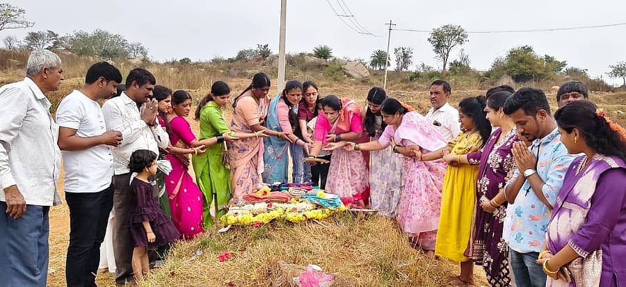 ದೊಡ್ಡಬಳ್ಳಾಪುರ ತಾಲ್ಲೂಕಿನ ಘಾಟಿ ಸುಬ್ರಹ್ಮಣ್ಯ ಕ್ಷೇತ್ರದಲ್ಲಿ ಕುಮಾರ ಷಷ್ಠಿ ಅಂಗವಾಗಿ ಶನಿವಾರ ಭಕ್ತರು ಕುಟುಂಬ ಸಮೇತ ಹುತ್ತಗಳಿಗೆ ಪೂಜೆ ಸಲ್ಲಿಸಿ ಹಾಲೆರೆದರು