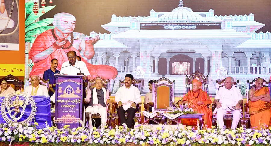 ಭದ್ರಾವತಿಯಲ್ಲಿ ಶನಿವಾರ ಆರಂಭವಾದ ತರಳಬಾಳು ಹುಣ್ಣಿಮೆ ಮಹೋತ್ಸವದಲ್ಲಿ ಕೇಂದ್ರ ಸಚಿವ ಎಚ್‌.ಡಿ.ಕುಮಾರಸ್ವಾಮಿ ಮಾತನಾಡಿದರು