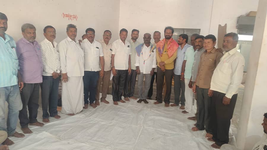 ಕನಕಗಿರಿಯ ಎಪಿಎಂಸಿ‌ ಮಳಿಗೆಯಲ್ಲಿ ಬಣಜಿಗ ಸಮಾಜದ ತಾಲ್ಲೂಕು ಹಾಗೂ ನಗರ ಘಟಕದ ಪದಾಧಿಕಾರಿಗಳನ್ನು ಆಯ್ಕೆ ಮಾಡಲಾಯಿತು