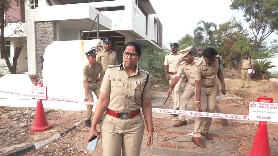 <div class="paragraphs"><p>ಮನೆ ಪರಿಶೀಲನೆ ನಡೆಸಿದ ಬಳ್ಳಾರಿ ಎಸ್‌ಪಿ ಸುಮನ್‌ ಪೆನ್ನೇಕರ್‌</p></div>