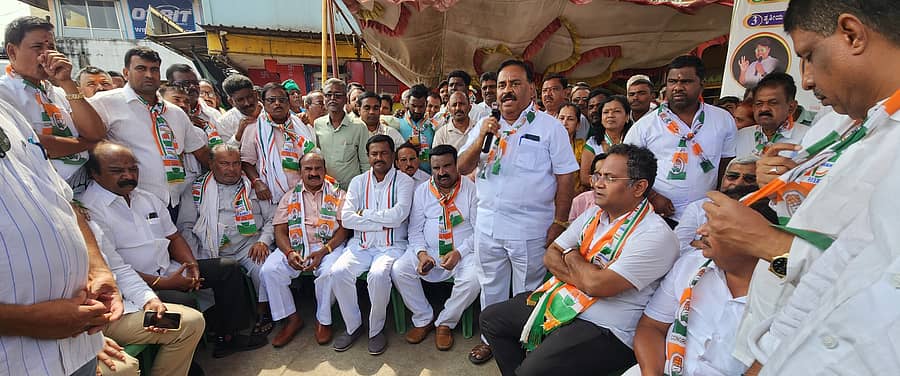 ಹರಿಹರದಲ್ಲಿ ಶನಿವಾರ ಶಾಸಕ ಬಿ.ಪಿ. ಹರೀಶ್ ರವರ ವಿರುದ್ದ ಕಾಂಗ್ರೆಸ್ ಪಕ್ಷದಿಂದ ಪ್ರತಿಭಟನೆ ನಡೆಸಲಾಯಿತು