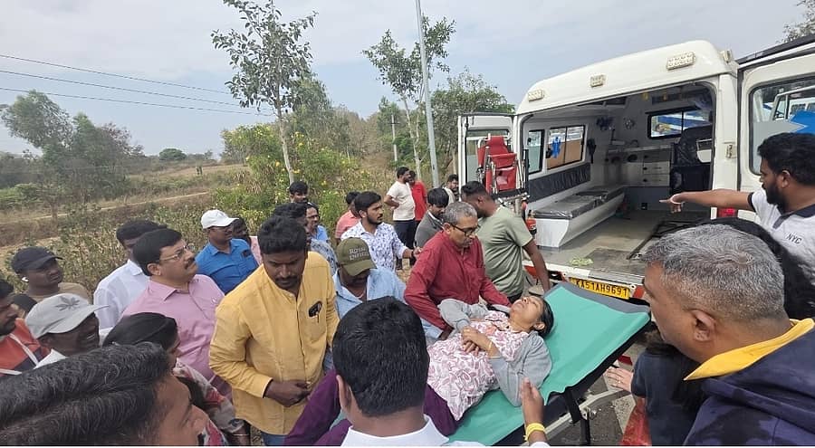 ಬೆಳಕವಾಡಿ ಸಮೀಪ ಕಾರುಗಳ ಅಪಘಾತದಲ್ಲಿ ಗಾಯಗೊಂಡಿದ್ದ ವ್ಯಕ್ತಿಗಳನ್ನು ಆಂಬುಲೆನ್ಸ್ ಮೂಲಕ ಅಸ್ಪತ್ರೆಗೆ ರವಾನಿಸಲಾಯಿತು 