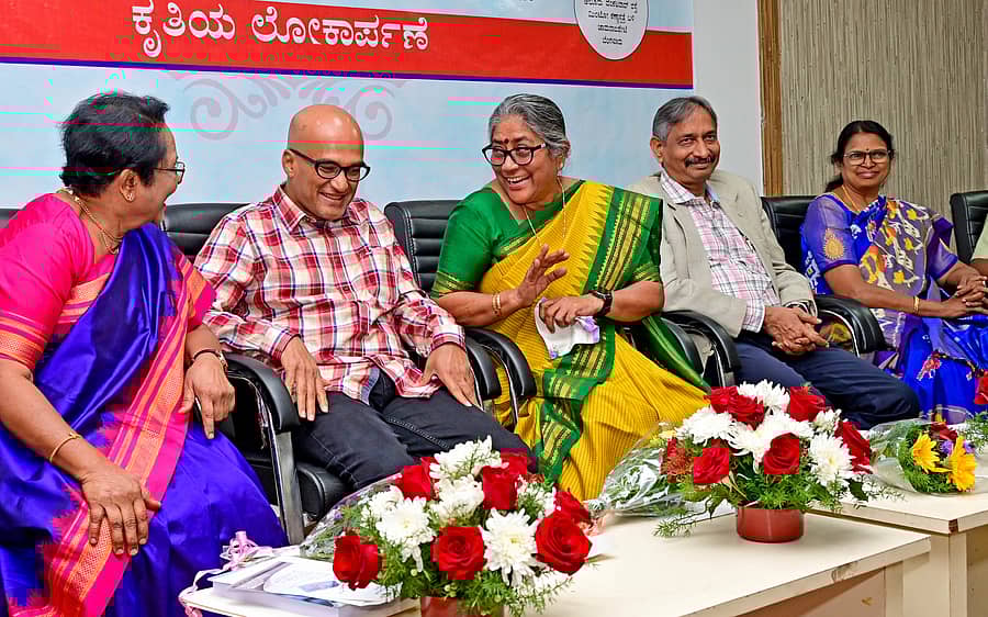 ಕಾರ್ಯಕ್ರಮದಲ್ಲಿ ಡಾ. ಸರೋಜಾ ಆರ್.ಕೆ. ಹಾಗೂ ಆರ್. ಸುನಂದಮ್ಮ ಸಮಾಲೋಚನೆ ನಡೆಸಿದರು. ವಸುಧೇಂದ್ರ, ಡಾ. ಟಿ.ಎ. ವೀರಭದ್ರಯ್ಯ ಮತ್ತು ಡಾ.ಇಂದಿರಾ ದೊಡ್ಡಬಳ್ಳಾಪುರ ಉಪಸ್ಥಿತರಿದ್ದರು
–ಪ್ರಜಾವಾಣಿ ಚಿತ್ರ