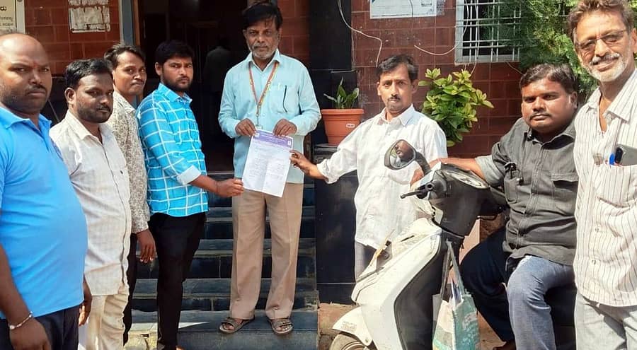 ಮಾನ್ವಿ ಪಟ್ಟಣದಲ್ಲಿ ಕರ್ನಾಟಕ ರಾಜ್ಯ ವಿಕಲಚೇತನರ ಆರ್.ಪಿ.ಡಿ ಟಾಸ್ಕ್ ಪೋರ್ಸ್ ಸದಸ್ಯರು ಉಪ ತಹಶೀಲ್ದಾರ್ ವಿನಾಯಕ ರಾವ್ ಅವರಿಗೆ ಮನವಿ ಸಲ್ಲಿಸಿದರು