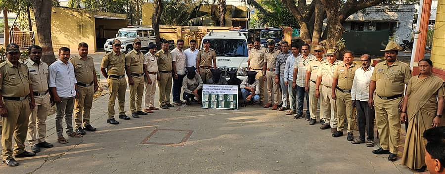 ಅಕ್ಕಿ ದೋಚಿ ಪರಾರಿಯಾಗಿದ್ದ ನಾಲ್ವರು ಆರೋಪಿಗಳು ಹಾಗೂ ಕೃತ್ಯಕ್ಕೆ ಬಳಿಸಿದ ಸ್ಕಾರ್ಪಿಯೋ ವಾಹನದೊಂದಿಗೆ ಬಂಧಿಸಿದ ಮಹಾಲಿಂಗಪುರ ಪೊಲೀಸರು 