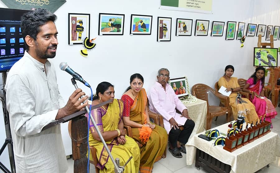 ಚಿತ್ರಕಲಾ ಪ್ರದರ್ಶನದಲ್ಲಿ ಶಿಕ್ಷಕ, ಪಕ್ಷಿಪ್ರೇಮಿ ಅರವಿಂದ ಕುಡ್ಲ ಮಾತನಾಡಿದರು