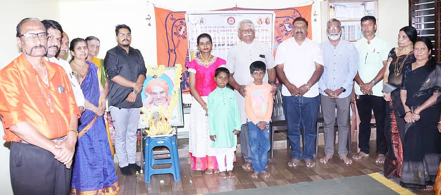 ತುಮಕೂರಿನಲ್ಲಿ ಈಚೆಗೆ ಶರಣ ಸಾಹಿತ್ಯ ಪರಿಷತ್ತಿನಿಂದ ಶಿವಕುಮಾರ ಸ್ವಾಮೀಜಿ ಸಂಸ್ಮರಣೆ, ದತ್ತಿ ಕಾರ್ಯಕ್ರಮ ಏರ್ಪಡಿಸಲಾಗಿತ್ತು. ಪರಿಷತ್ತಿನ ಜಿಲ್ಲಾ ಘಟಕದ ಅಧ್ಯಕ್ಷ ಎಂ.ಜಿ.ಸಿದ್ಧರಾಮಯ್ಯ, ಪದಾಧಿಕಾರಿಗಳಾದ ಭವಾನಮ್ಮ ಗುರುಮಲ್ಲಪ್ಪ, ಮಿಮಿಕ್ರಿ ಈಶ್ವರಯ್ಯ, ಬಿ.ರಾಜಶೇಖರಯ್ಯ, ನರೇಂದ್ರ ಶರ್ಮಾ, ಶುಭಾ ನಾಗರಾಜು ಇತರರು ಹಾಜರಿದ್ದರು