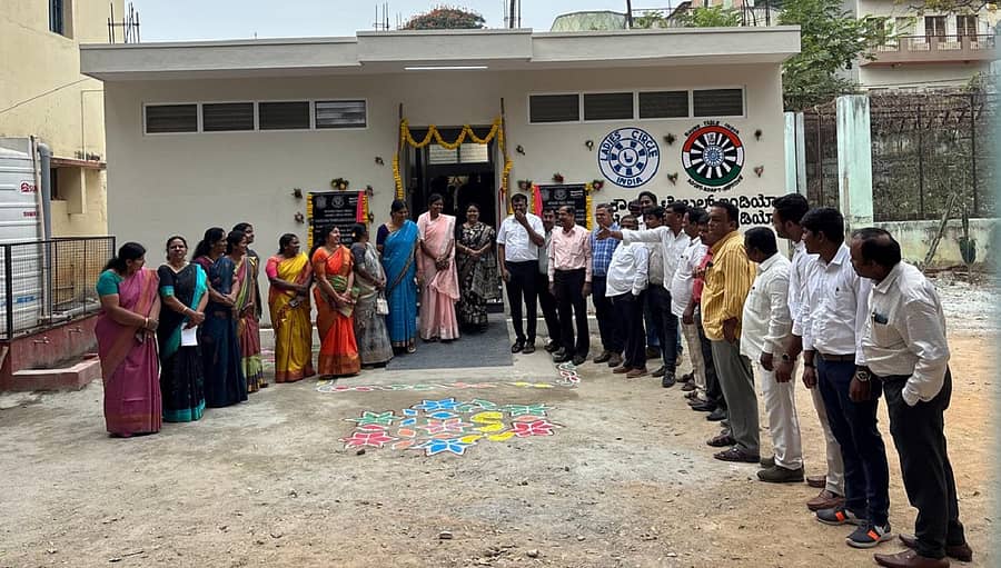 ಕೋಲಾರದ ಸರ್ಕಾರಿ ಪ್ರಥಮದರ್ಜೆ ಕಾಲೇಜಿನಲ್ಲಿ ನಿರ್ಮಿಸಿರುವ ಮಹಿಳೆಯರ ವಿಶ್ರಾಂತಿ ಕೊಠಡಿಗೆ ಗಣ್ಯರು ಶನಿವಾರ ಚಾಲನೆ ನೀಡಿದರು