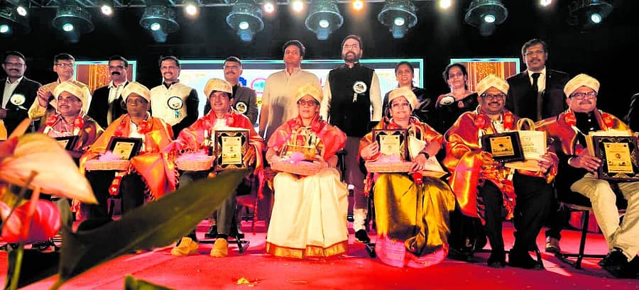 <div class="paragraphs"><p>ಯೂನಿವರ್ಸಲ್ ಗ್ರೂಪ್ ಆಫ್ ಇನ್‌ಸ್ಟಿಟ್ಯೂಷನ್ಸ್ ನಗರದಲ್ಲಿ ಶನಿವಾರ ಹಮ್ಮಿಕೊಂಡಿದ್ದ ಸಂಸ್ಥಾಪನಾ ದಿನ ಸಮಾರಂಭದಲ್ಲಿ ಶಿಕ್ಷಕರನ್ನು ಸನ್ಮಾನಿಸಲಾಯಿತು. </p></div>