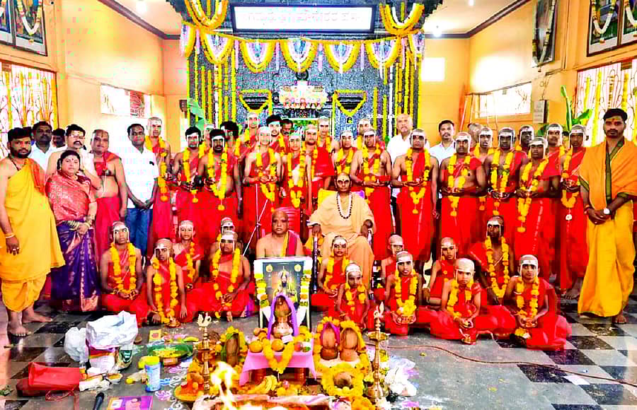 ಬಸವಕಲ್ಯಾಣದ ಮೌನೇಶ್ವರ ದೇವಸ್ಥಾನದ ಜಾತ್ರೆ ಅಂಗವಾಗಿ ಶನಿವಾರ ಶ್ರೀನಿವಾಸ ಸ್ವಾಮೀಜಿ ನೇತೃತ್ವದಲ್ಲಿ ಸಾಮೂಹಿಕ ಉಪನಯನ ಸಂಸ್ಕಾರ ಕಾರ್ಯಕ್ರಮ ನಡೆಯಿತು