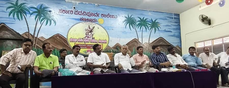 ಎಸ್ಎಸ್ಎಲ್ಸಿ ಫಲಿತಾಂಶ ಸುಧಾರಣೆಗಾಗಿ ಮಾಲೂರು ತಾಲ್ಲೂಕು ಆಡಳಿತ ಹಾಗೂ ಶಾಲಾ ಶಿಕ್ಷಣ ಇಲಾಖೆಯಿಂದ ಪ್ರೌಢಶಾಲಾ ಮುಖ್ಯ ಶಿಕ್ಷಕರು ಮತ್ತು ಸಹ ಶಿಕ್ಷಕರಿಗೆ ತರಬೇತಿ ಕಾರ್ಯಾಗಾರವನ್ನು ಶನಿವಾರ ಹಮ್ಮಿಕೊಳ್ಳಲಾಯಿತು