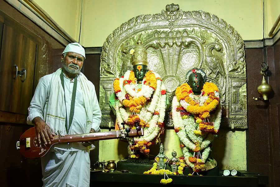 ಕೊಪ್ಪಳದ ಗವಿಮಠದ ರಸ್ತೆಯಲ್ಲಿರುವ ಪಾಂಡುರಂಗ ದೇವಸ್ಥಾನದಲ್ಲಿ ನಾಲ್ಕು ದಶಕಗಳಿಂದ ನಡೆದುಕೊಂಡು ಬಂದಿರುವ ಅಖಂಡ ವೀಣೆಯ ಸೇವೆ –ಪ್ರಜಾವಾಣಿ ಚಿತ್ರ/ಭರತ್ ಕಂದಕೂರ