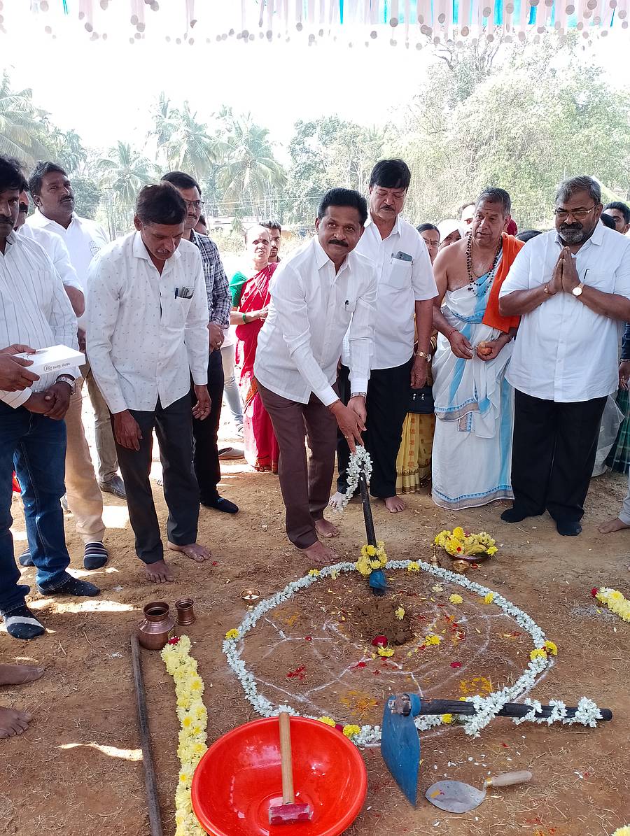 ಶಿರಸಿ ತಾಲ್ಲೂಕಿನ ಹುಲೇಕಲ್ ಹೆಸ್ಕಾಂ ಶಾಖಾ ಕಚೇರಿ ಕಟ್ಟಡಕ್ಕೆ ಶಾಸಕ ಭೀಮಣ್ಣನಾಯ್ಕ ಭೂಮಿ ಪೂಜೆ ನೆರವೇರಿಸಿದರು
