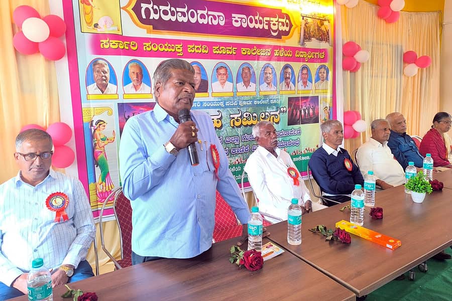 24KDL1 : ಕೂಡ್ಲಿಗಿ ಪಟ್ಟಣದ ಸರ್ಕಾರಿ ಪದವಿ ಪೂರ್ವ ಕಾಲೇಜಿನ ಪ್ರೌಢ ಶಾಲಾ ವಿಭಾಗದ 1991ನೇ ಸಾಲಿನ ವಿದ್ಯಾರ್ಥಿಗಳಿಂದ ಹಮ್ಮಿಕೊಂಡಿದ್ದ ಸ್ನೇಹ ಮಿಲನ ಹಾಗೂ ಗುರು ವಂದನಾ ಕಾರ್ಯಕ್ರಮದಲ್ಲಿ ಅಕ್ಷರ ದಾಸೋಹ ನಿವೃತ್ತ ಸಹಾಯಕ ನಿರ್ದೇಶಕ ಎಂ.ಬಸವರಾಜಪ್ಪ ಮಾತನಾಡಿದರು.