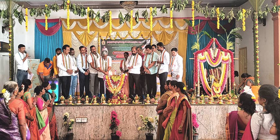 ನರಸಿಂಹರಾಜಪುರ ತಾಲ್ಲೂಕು ಮಡಬೂರು ಗ್ರಾಮದ ಡಿವಿಎನ್ ಸಮುದಾಯ ಭವನದಲ್ಲಿ ಪ್ರಗತಿಬಂಧು ಸ್ವಸಹಾಯ ಒಕ್ಕೂಟದ ಆಶ್ರಯದಲ್ಲಿ ನಡೆದ ಸಾಮೂಹಿಕ ಸತ್ಯನಾರಾಯಣ ವ್ರತ ಕಾರ್ಯಕ್ರಮಕ್ಕೆ ದಾನಿವಾಸ ದುರ್ಗಾಂಬ ದೇವಾಲಯ ಸಮಿತಿಯ ಅಧ್ಯಕ್ಷ ಡಿ.ಸಿ.ದಿವಾಕರ್ ಚಾಲನೆ ನೀಡಿದರು