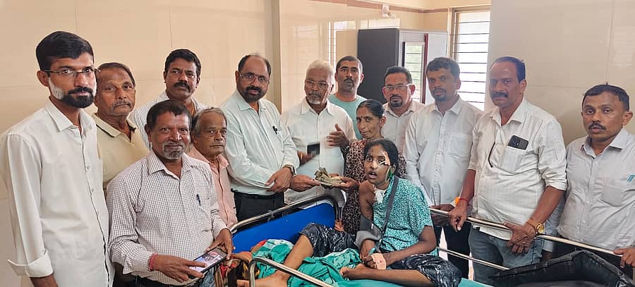 ಕುಂದಾಪುರ ಖಾಸಗಿ ಆಸ್ಪತ್ರೆಯಲ್ಲಿ ಚಿಕಿತ್ಸೆ ಪಡೆಯುತ್ತಿರುವ ಅರ್ಚನಾ ದೇವಾಡಿಗ ಅವರಿಗೆ ಸಹಾಯಧನ ಹಸ್ತಾಂತರಿಸಲಾಯಿತು