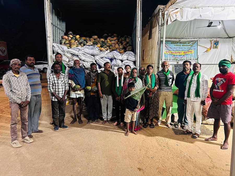 ಆನೇಕಲ್ ತಾಲ್ಲೂಕಿನ ಸರ್ಜಾಪುರ ಹೋಬಳಿಯಲ್ಲಿ ಕೆಐಎಡಿಬಿ ಭೂಸ್ವಾಧೀನ ವಿರೋಧಿಸಿ ರೈತರು 16ಟನ್‌ ತರಕಾರಿಯನ್ನು ಧರ್ಮಸ್ಥಳ ಮಂಜುನಾಥ ಸನ್ನಿಧಾನಕ್ಕೆ ಅರ್ಪಿಸಿದರು