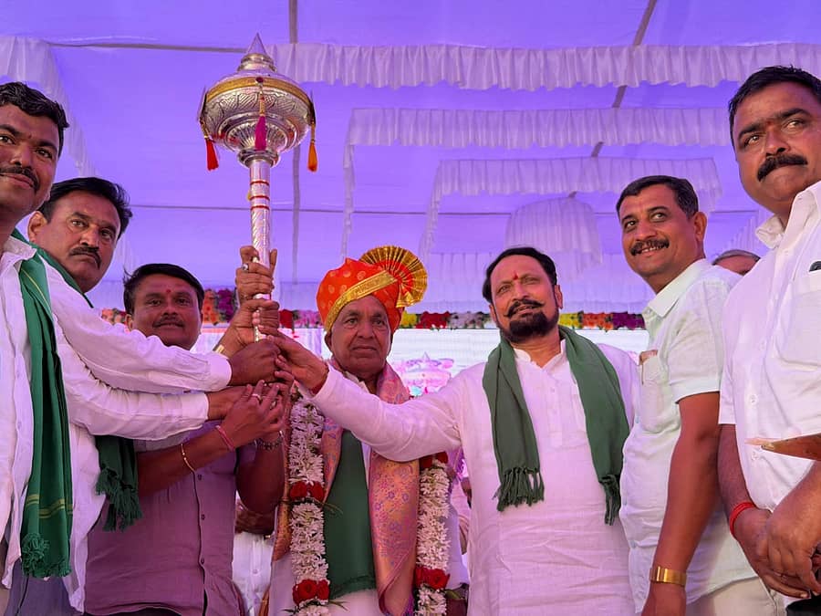 ಅಥಣಿ ತಾಲ್ಲೂಕಿನ ಕೋಹಳ್ಳಿ ಗ್ರಾಮದಲ್ಲಿ ಕೆರೆಗಳಿಗೆ ಬಾಗಿನ ಅರ್ಪಿಸಿದ ಸಣ್ಣ ನೀರಾವರಿ ಸಚಿವ ಎನ್.ಎಸ್. ಬೋಸರಾಜು ಹಾಗೂ ಶಾಸಕ ಲಕ್ಷ್ಮಣ ಸವದಿ ಅವರಿಗೆ ರೈತರು ಬೆಳ್ಳಿ ಗದೆ ನೀಡಿ ಸನ್ಮಾನಿಸಿದರು