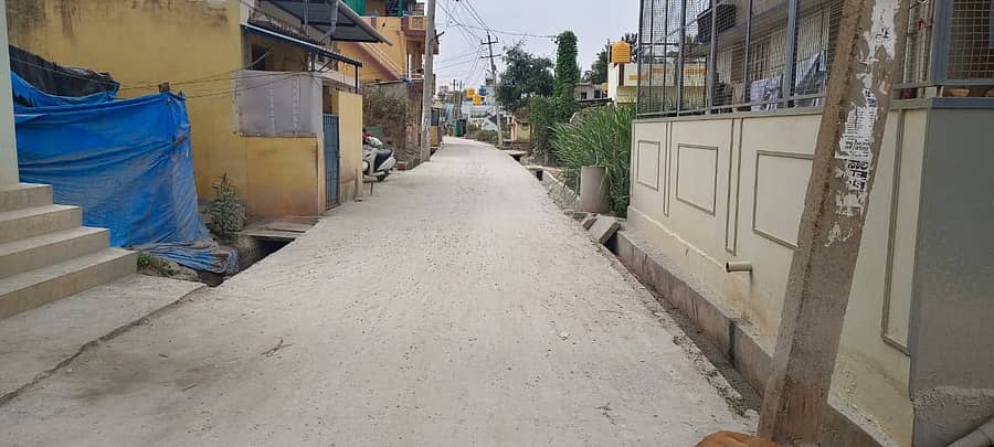 ವಿಜಯಪುರ  5ನೇ ವಾರ್ಡ್‌ನ ಮಾರುತಿ ನಗರದಲ್ಲಿ ಹೊಸದಾಗಿ ನಿರ್ಮಾಣಗೊಂಡಿರುವ ಕಾಂಕ್ರೀಟ್ ರಸ್ತೆಯಲ್ಲಿ ಜಲ್ಲಿ ಕಲ್ಲು ಮರಳು ಮೇಲೆ ಕಾಣಿಸಿಕೊಂಡಿದೆ 