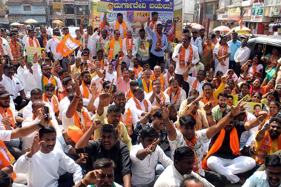 ಹುಬ್ಬಳ್ಳಿ ನಗರದ ದುರ್ಗದಬೈಲ್ ವೃತ್ತದಲ್ಲಿ ರಾಜ್ಯ ಸರ್ಕಾರದ ವಿರುದ್ಧ ಬಿಜೆಪಿಯಿಂದ ಪ್ರತಿಭಟನೆ ನಡೆಸಲಾಯಿತು