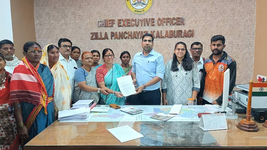 ಕಲಬುರಗಿಯಲ್ಲಿ ಉದ್ಯೋಗ ಖಾತ್ರಿ ಕಾಯಕ ಜೀವಿಗಳ ಸಂಘಟನೆ ವತಿಯಿಂದ ಜಿಲ್ಲಾ ಪಂಚಾಯಿತಿ ಸಿಇಒ ಭಂವರ್ಸಿಂಗ್ ಮೀನಾ ಅವರಿಗೆ ಮನವಿ ಸಲ್ಲಿಸಲಾಯಿತು