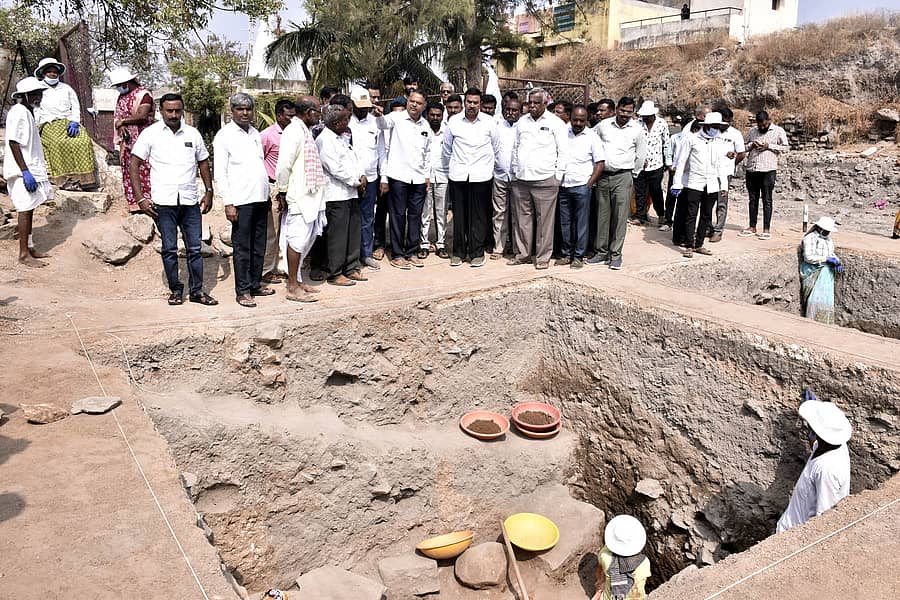 ಲಕ್ಕುಂಡಿಯಲ್ಲಿ ನಡೆಯುತ್ತಿರುವ ಉತ್ಖನನ ಸ್ಥಳವನ್ನು ಶಾಸಕ ಸಿ.ಸಿ. ಪಾಟೀಲ ವೀಕ್ಷಿಸಿದರು 
