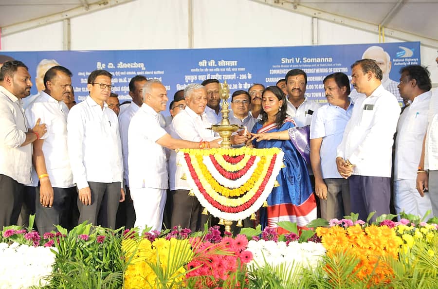 ತುಮಕೂರು ಹೊರ ವಲಯದ ಹೆಗ್ಗೆರೆಯಲ್ಲಿ ಶನಿವಾರ ಬಟವಾಡಿ– ಮಲ್ಲಸಂದ್ರ ನಡುವಿನ ವೈಟ್ ಟಾಪಿಂಗ್ ಕಾಮಗಾರಿಗೆ ಸಚಿವ ವಿ.ಸೋಮಣ್ಣ ಚಾಲನೆ ನೀಡಿದರು. ಶಾಸಕರಾದ ಬಿ.ಸುರೇಶ್‌ಗೌಡ, ಜಿ.ಬಿ.ಜ್ಯೋತಿಗಣೇಶ್ ಮೊದಲಾದವರು ಉಪಸ್ಥಿತರಿದ್ದರು