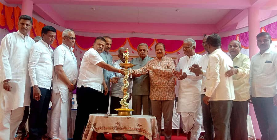 ಯಲಬುರ್ಗಾದ ಜ್ಞಾನಸಾಗರ ಆಂಗ್ಲ ಮಾಧ್ಯಮ ಹಿರಿಯ ಪ್ರಾಥಮಿಕ ಶಾಲೆಯ ರಜತ ಮಹೋತ್ಸವಕ್ಕೆ ಚಾಲನೆ ನೀಡಲಾಯಿತು. ಕೊಪ್ಪಳ ವಿಶ್ವವಿದ್ಯಾಲಯದ ಕುಲಪತಿ ಪ್ರೊ.ಎಸ್.ವಿ.ಡಾಣಿ, ಗಣ್ಯರಾದ ಸಿ.ಎಚ್.ಪೊಲೀಸ್‍ ಪಾಟೀಲ, ಹುಲಿಕಲ್ ನಟರಾಜ ಸೇರಿದಂತೆ ಅನೇಕರು ಹಾಜರಿದ್ದರು