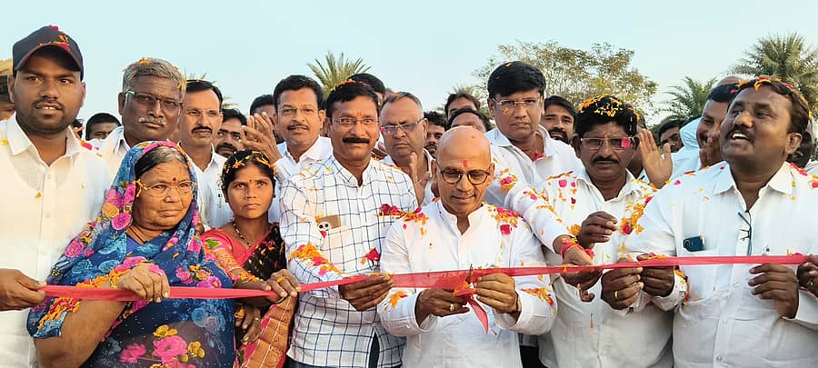 ಚಿಂಚೋಳಿ ತಾಲ್ಲೂಕು ಭಕ್ತಂಪಳ್ಳಿಯಲ್ಲಿ ರಾಜೀವ್‌ಗಾಂಧಿ ವಸತಿ ನಿಗಮದ ನೂತನ ಲೇಔಟ್‌ ಅನ್ನು ವೈದ್ಯಕೀಯ ಶಿಕ್ಷಣ ಸಚಿವ ಡಾ.ಶರಣಪ್ರಕಾಶ ಪಾಟೀಲ ಉದ್ಘಾಟಿಸಿದರು