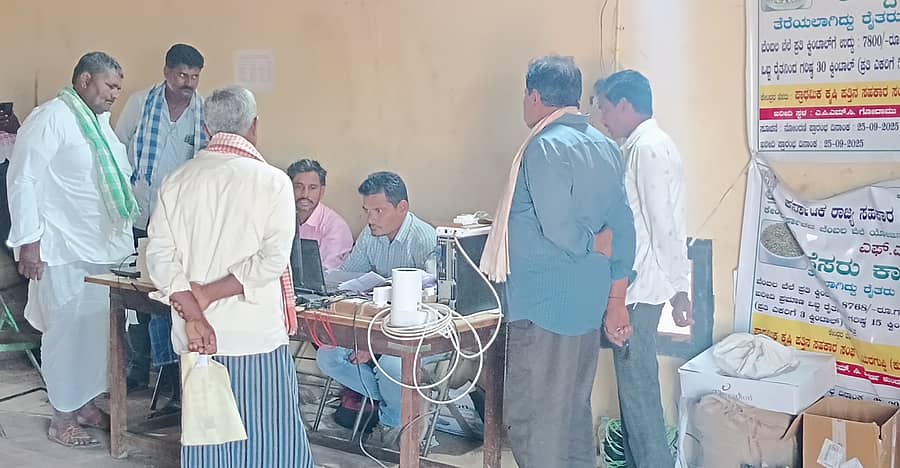 ಕುಂದಗೋಳದ ಎ.ಪಿ.ಎಂ.ಸಿ ಯಲ್ಲಿ ಗೋವಿನಜೋಳ ಖರೀದಿಗೆ ರೈತರು ನೋಂದಣಿ ಮಾಡಿಸಿದರು